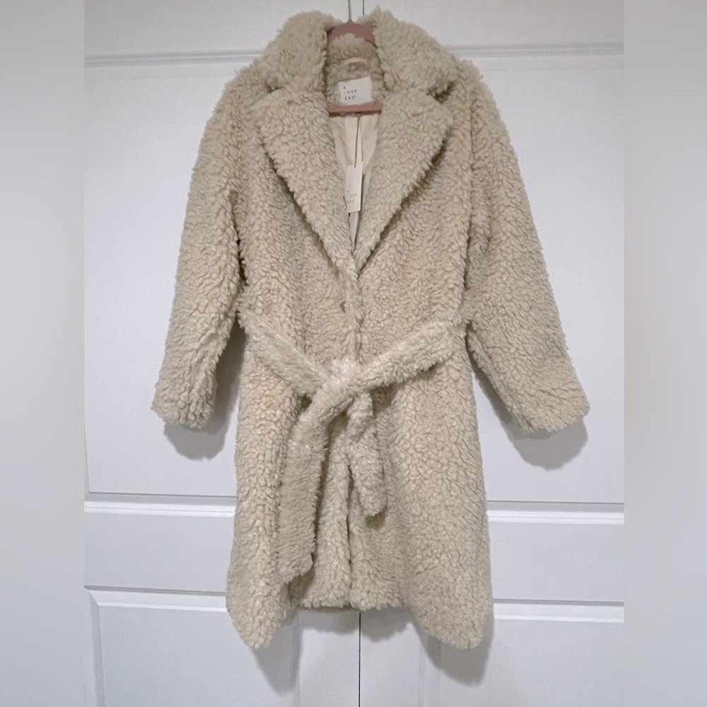 New with tags lined fuzzy coat jacket, size small w/pockets!